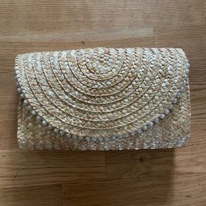 Women straw clutch with perles